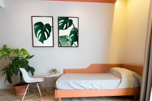 ein Schlafzimmer mit einem Bett und drei Bildern an der Wand in der Unterkunft Hotel Europa in Pontecagnano