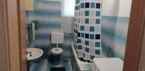 Kúpeľňa v ubytovaní Spacious family apartment with parking in the shade and barbecue house + 26 fotografií