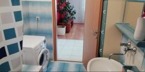 Kúpeľňa v ubytovaní Spacious family apartment with parking in the shade and barbecue house