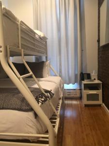 een slaapkamer met een stapelbed en een raam bij Chelsea Inn in New York