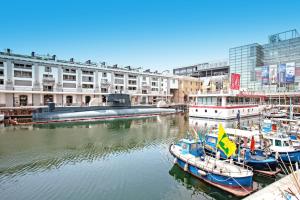 un gruppo di barche attraccate in un porto con edifici di Acquario Genova Suite a Genova
