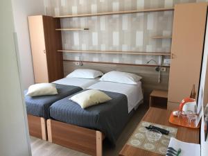 Un pat sau paturi într-o cameră la Garnì Beniamino