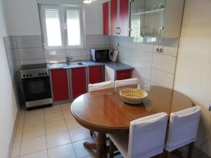 Kuchyňa alebo kuchynka v ubytovaní Spacious family apartment with parking in the shade and barbecue house