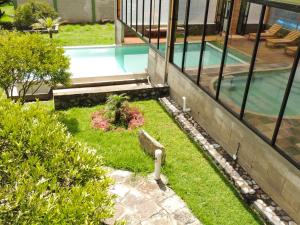 a backyard with a swimming pool and a garden at La Casta in Patate
