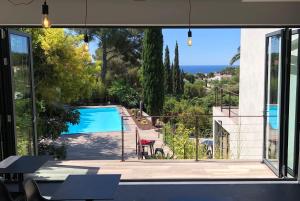 Бассейн в THE ADDRESS CASSIS или поблизости