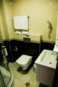 Koupelna v ubytování Hotel Grand + 37 fotografií