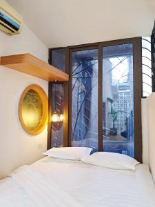 河内20x19的一间带床和大窗户的卧室