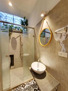 河内20x19的带水槽和带镜子的淋浴的浴室