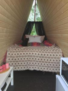 Triangle Cabin في Laitila: غرفة نوم بسرير في خيمة