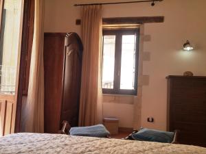 A bed or beds in a room at La Casetta di Apollo