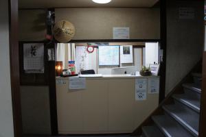 una oficina con un mostrador en una habitación en Miyoshiya Ryokan, en Tanabe