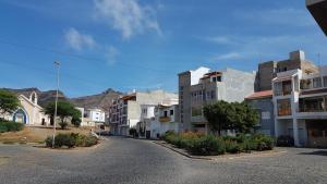 una strada vuota in una città con edifici di Apartamento Xandinha Amwilla Guesthouse a Mindelo Altre 5 foto