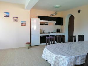 Virtuvė arba virtuvėlė apgyvendinimo įstaigoje Vyara Holiday Home