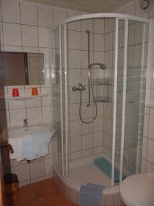 Kupatilo u objektu Hotel & Pension Haus Dewenter