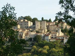 uma aldeia numa colina com casas e árvores em Logis le Relais Sarrasin em Vézénobres