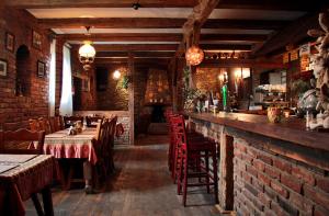 restauracja ze stołami i krzesłami oraz ceglaną ścianą w obiekcie Stary Młyn w Świdnicy