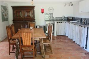 ヴィルヌーヴ・シュル・ロットにあるLas Moulinieresのキッチン(木製テーブル、椅子付)