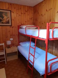 Katil dua tingkat atau katil-katil dua tingkat dalam bilik di GRAZIOSA BIFAMILIARE AD ASIAGO con giardino privato