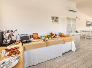 una cocina con una barra con comida. en Fuori Rotta, en Avola