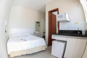 Habitación hospitalaria con cama y lavabo en Ilha Norte Apart Hotel, en Florianópolis 20 fotos más