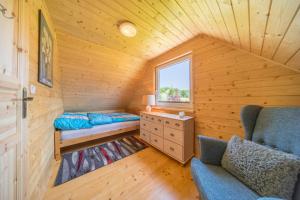 Cabaña de madera con 2 camas y ventana en Niebieski Zakątek, en Wisełka