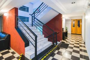 a staircase in a hallway with a checkered floor at Hotel Igapó in Londrina