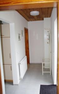 un corridoio con pareti bianche e soffitto in legno di Bungalow am Forsthaus Stagnieß a Ueckeritz