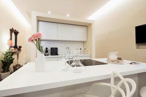 a kitchen with white counters and a white counter top at Fratta5 Luxury Apartment in Verona