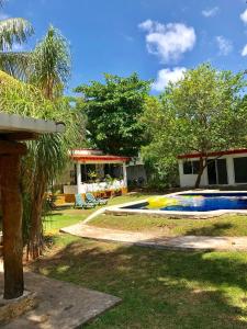 a backyard with a swimming pool and a house at Ch'ejum bungalow in Cancún +10 photos