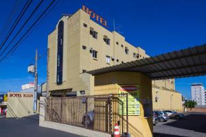 un edificio con un cartello dell'hotel sopra di Hotel Igapó a Londrina