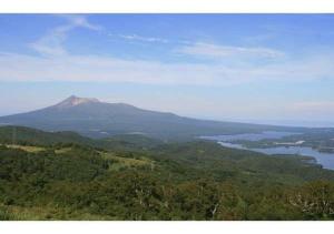 una vista de una montaña y un cuerpo de agua en Kameda-gun - Cottage / Vacation STAY 34923, en Nanae