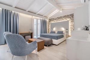 Habitación de hotel con cama y silla en Amanarola, en Manarola