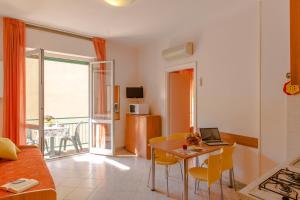 A television and/or entertainment centre at Casa Vacanze Isophylla