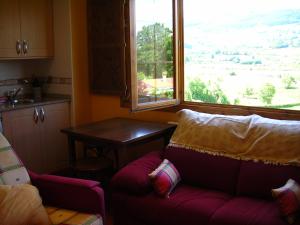 kuchnia z kanapą i okno z widokiem w obiekcie Apartamentos Rurales Casa Tata w mieście Villaviciosa