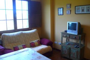 Telewizja i/lub zestaw kina domowego w obiekcie Apartamentos Rurales Casa Tata