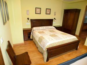 Łóżko lub łóżka w pokoju w obiekcie Apartamentos Rurales Casa Tata