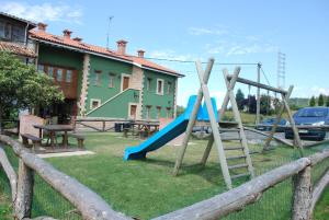 Plac zabaw dla dzieci w obiekcie Apartamentos Rurales Casa Tata