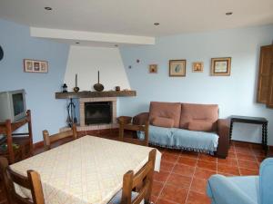 salon ze stołem i kanapą w obiekcie Apartamentos Rurales Casa Tata w mieście Villaviciosa