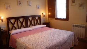 Łóżko lub łóżka w pokoju w obiekcie Apartamentos Rurales Casa Tata