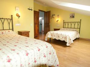 Łóżko lub łóżka w pokoju w obiekcie Apartamentos Rurales Casa Tata