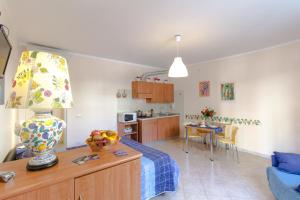A kitchen or kitchenette at Casa Vacanze Isophylla