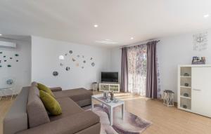 Televízia a/alebo spoločenská miestnosť v ubytovaní Apartment Kata with Private Pool