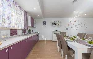 Kuchyňa alebo kuchynka v ubytovaní Apartment Kata with Private Pool