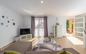 Televízia a/alebo spoločenská miestnosť v ubytovaní Apartment Kata with Private Pool
