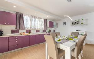 Kuchyňa alebo kuchynka v ubytovaní Apartment Kata with Private Pool