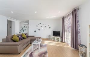 Televízia a/alebo spoločenská miestnosť v ubytovaní Apartment Kata with Private Pool