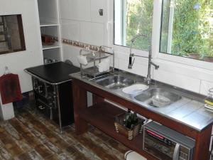 una cocina con fregadero y estufa en V do Lago Negro - CASA, en Gramado 29 fotos más