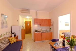 A kitchen or kitchenette at Casa Vacanze Isophylla