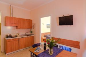 A kitchen or kitchenette at Casa Vacanze Isophylla