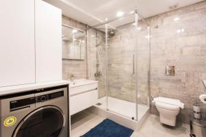 un bagno con lavatrice e asciugatrice di Amazing Triplex Apartment By Deniz Suites a Istanbul